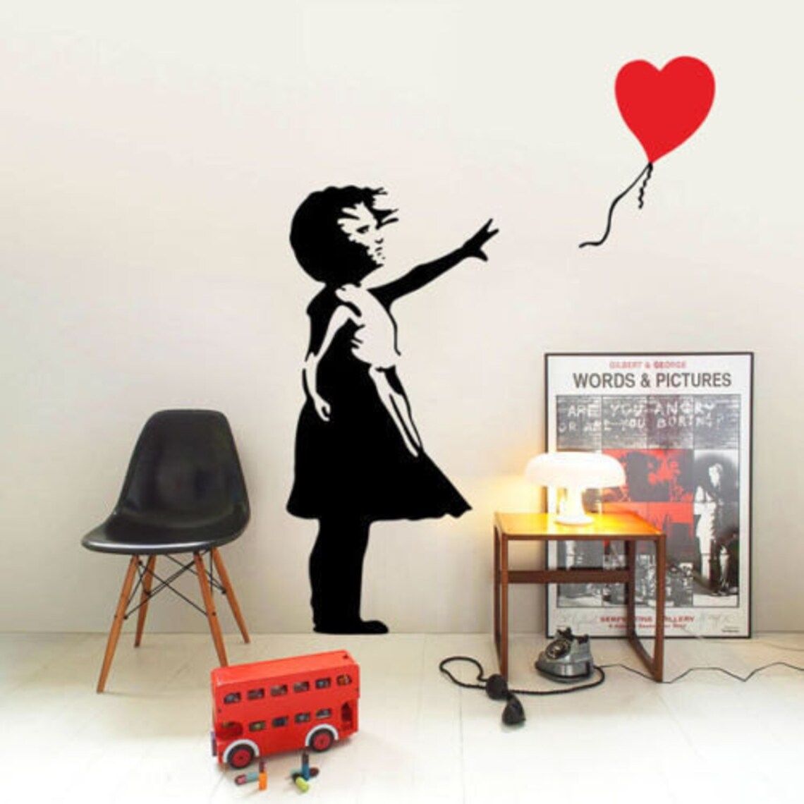 Wandtattoo- Mädchen mit Herzballons / Ansicht von rechts