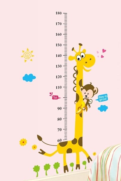 Wandtattoo - Giraffe umarmt Affen / Höhenmaß